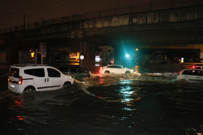 Adana’da sağanak: Yollar göle döndü