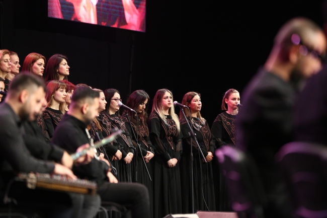 Depremlerde 7 üyesini kaybeden Antakya Medeniyetler Korosu konser verdi