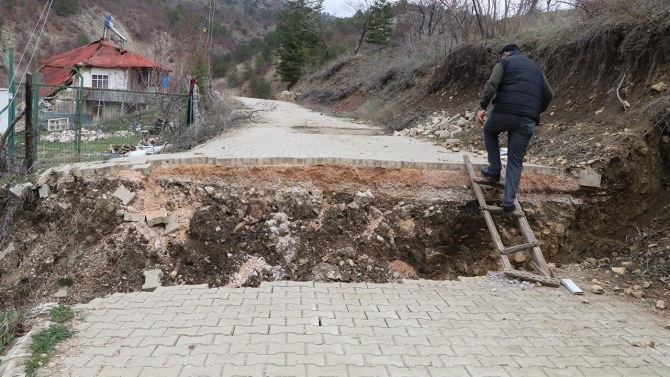 Kahramanmaraş'ta 1,5 metre çöken yol mahalleyi ikiye ayırdı