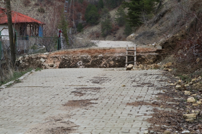 Kahramanmaraş'ta 1,5 metre çöken yol mahalleyi ikiye ayırdı