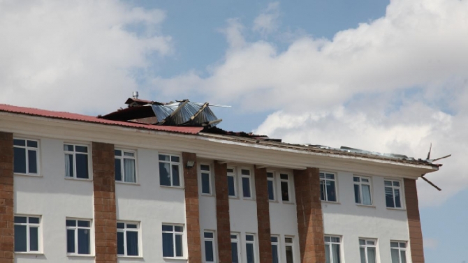 Ahlatta fırtına nedeniyle 2 okulun çatısı hasar gördü