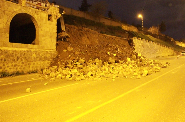 Diyarbakır'da istinat duvarı çöktü, yol trafiğe kapandı