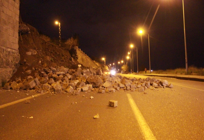 Diyarbakır'da istinat duvarı çöktü, yol trafiğe kapandı