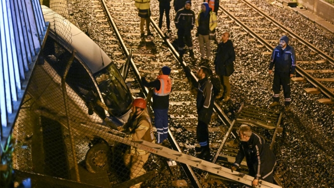 Bakırköy'de kontrolden çıkan otomobil metro yoluna uçtu: 2 yaralı