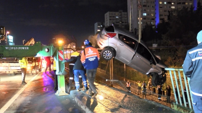 Bakırköy'de kontrolden çıkan otomobil metro yoluna uçtu: 2 yaralı