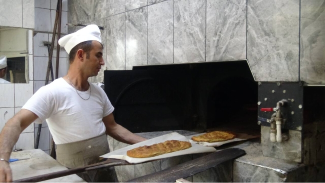 Yöresel lezzet "haşhaşlı tahinli pide" sahurda yerini aldı