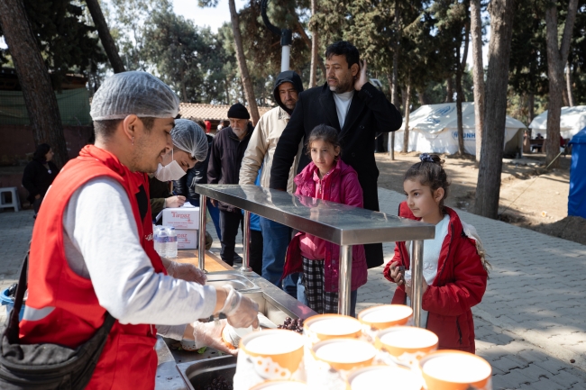 Mehmetçik donanımlı çadırlarla depremzedelere destek oluyor