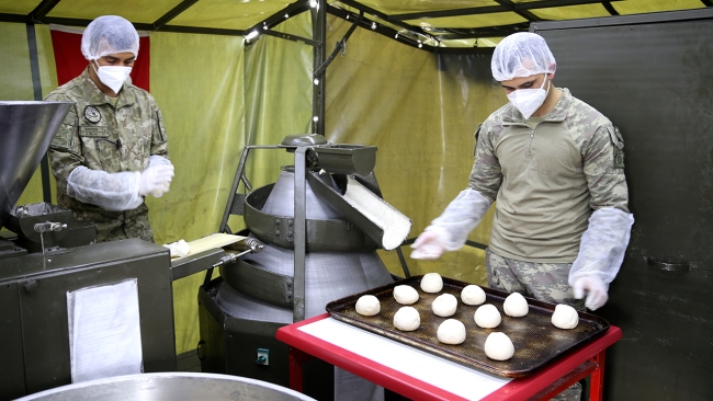 Mehmetçik deprem bölgesinde ekmek ve pide üretiyor