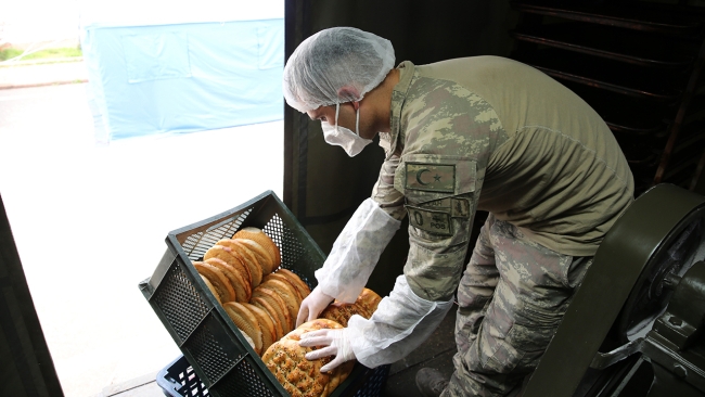 Mehmetçik deprem bölgesinde ekmek ve pide üretiyor