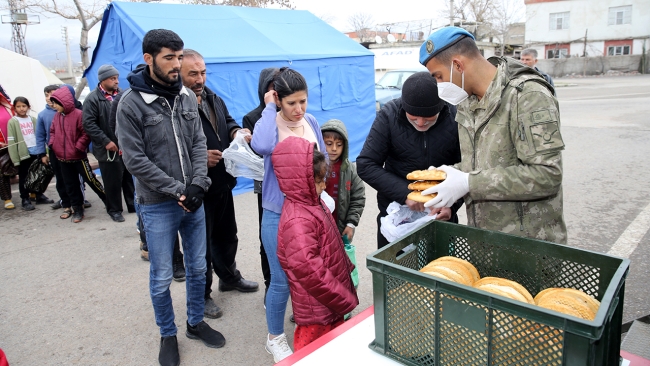 Mehmetçik deprem bölgesinde ekmek ve pide üretiyor