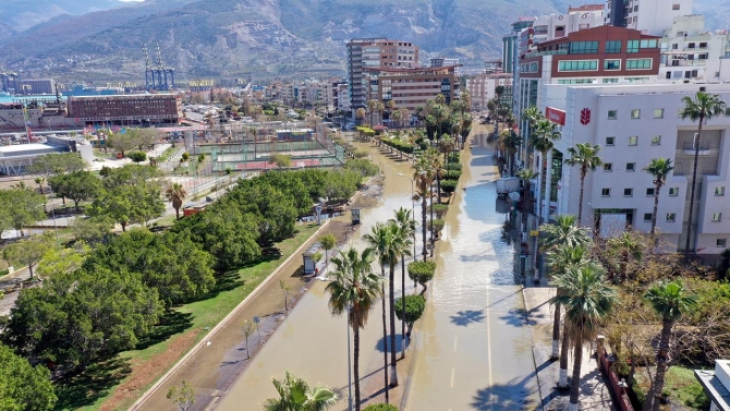 İskenderun'da lodos ve sağanak caddeleri su altında bıraktı