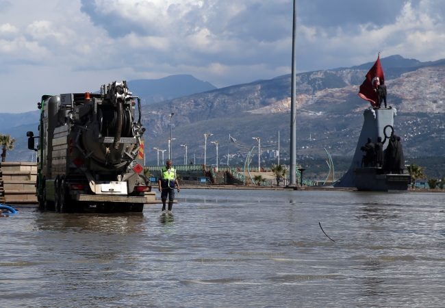 İskenderun'da lodos ve sağanak caddeleri su altında bıraktı