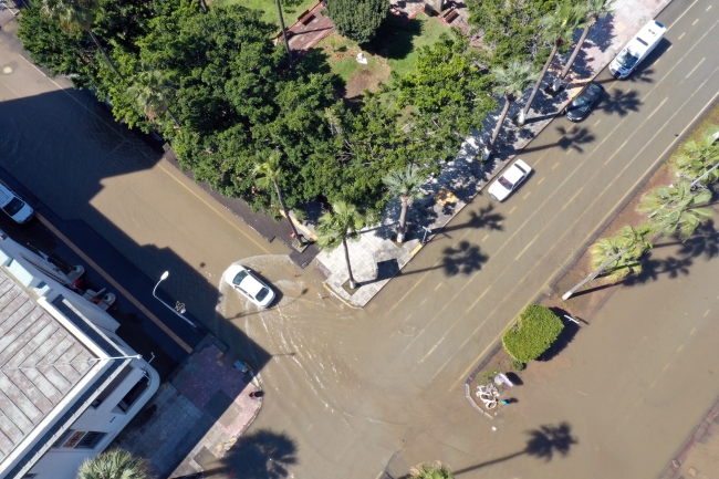 İskenderun'da lodos ve sağanak caddeleri su altında bıraktı