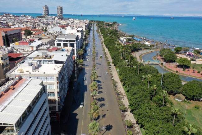 İskenderun'da lodos ve sağanak caddeleri su altında bıraktı