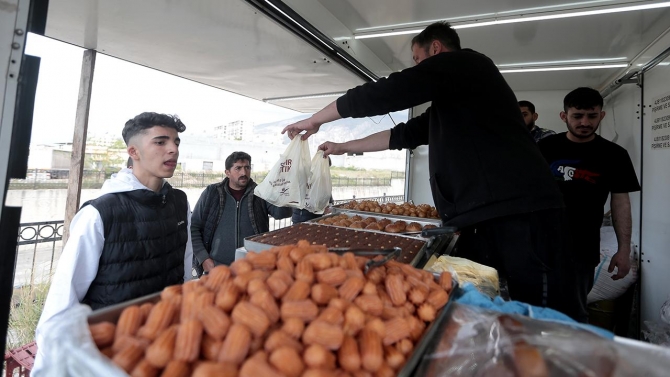 69 yıllık tatlıcı iş yeri yıkılınca seyyara döndü