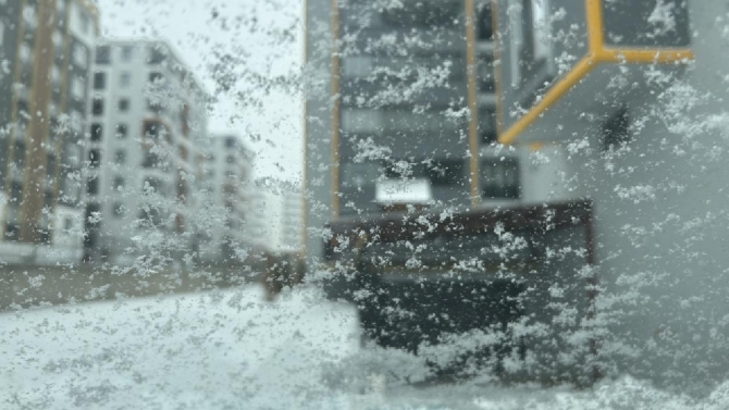 Erzurum’da kar yağışı çevreyi beyaza bürüdü