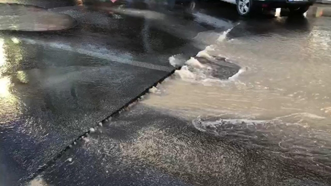 Tekirdağ'da patlayan su borusu asfaltı yardı, yol göle döndü