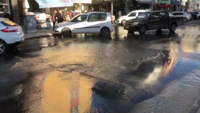 Tekirdağ'da patlayan su borusu asfaltı yardı, yol göle döndü