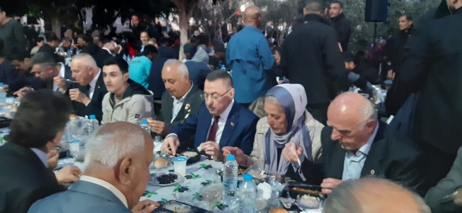 Oktay ve Üstel Mağusa Polat Paşa Camii’nde düzenlenen iftara katıldılar