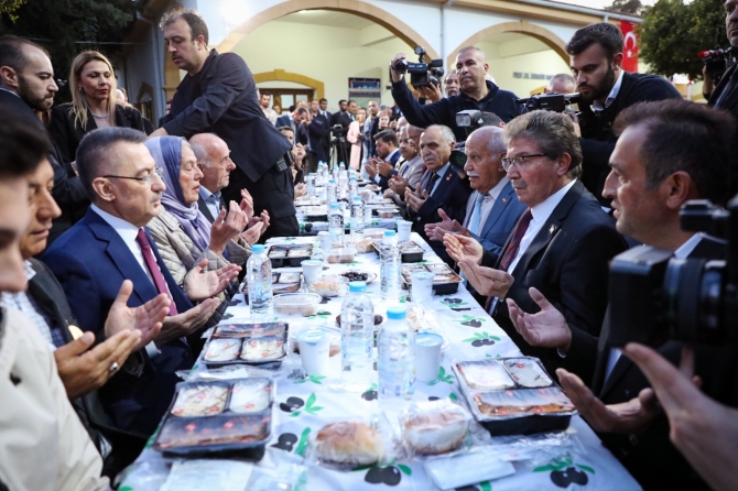 Oktay ve Üstel Mağusa Polat Paşa Camii’nde düzenlenen iftara katıldılar