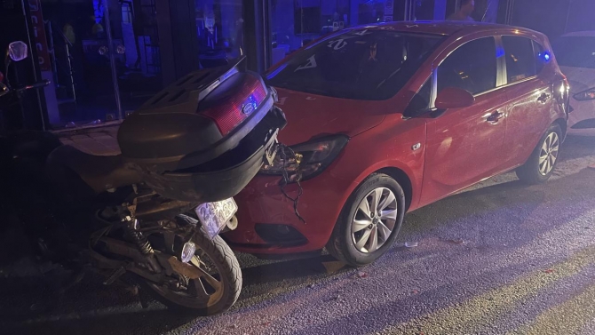 Edirne'de bir motosiklet sürücüsü park halindeki iki araca çarptı