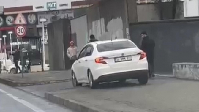 Trafikten kaçmak için kaldırımdan gitti