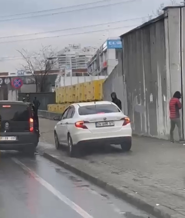 Trafikten kaçmak için kaldırımdan gitti