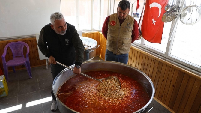 Cami bahçesine kurulan aşeviyle 3 bin depremzedeye yemek ikramı