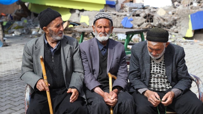 Cami bahçesine kurulan aşeviyle 3 bin depremzedeye yemek ikramı