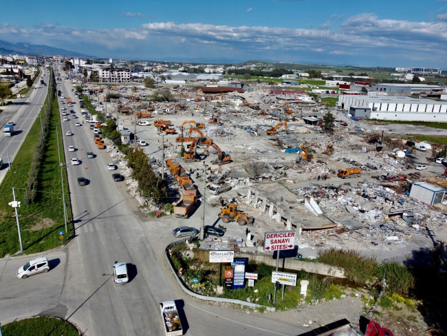 Hatay'da yıkılan 45 yıllık sanayi sitesinin enkazı kaldırılıyor