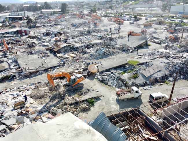 Hatay'da yıkılan 45 yıllık sanayi sitesinin enkazı kaldırılıyor