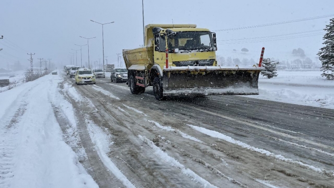 Ağrı'da kar ve tipi ulaşımı aksattı