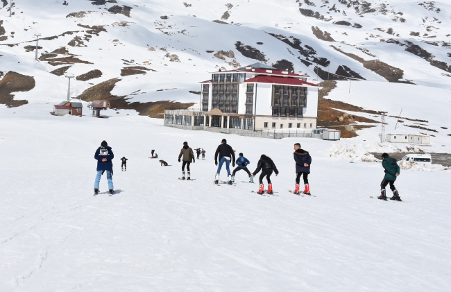 Hakkari'de 5 bin 700 öğrenciye kayak eğitimi verildi