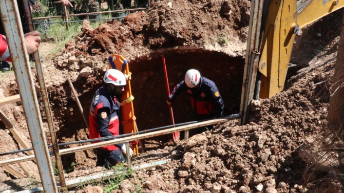 Şanlıurfa'da göçük altında kalan 4 işçi kurtarıldı