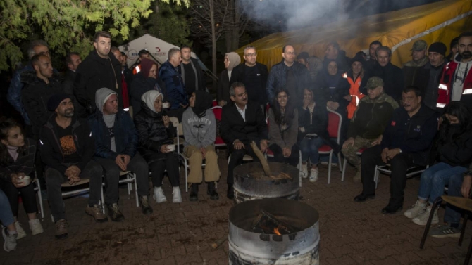 Bakan Özer çadır kentteki öğrencilerle bir araya geldi