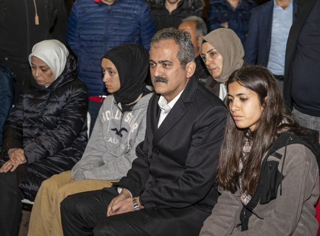 Bakan Özer çadır kentteki öğrencilerle bir araya geldi