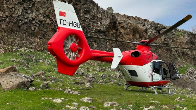 Diyarbakır'da helikopter ambulans kayalıklarda mahsur kalan vatandaş için havalandı