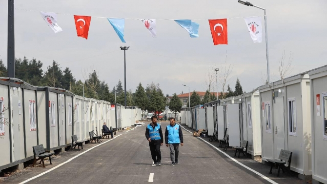 TDV ve Diyanet depremzedelere manevi rehberlik yapıyor