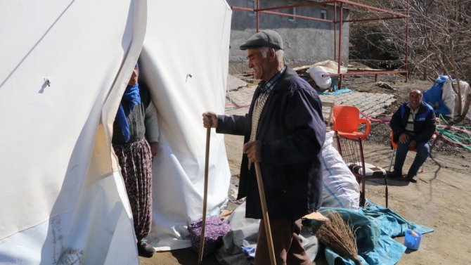 Depremde 14 canın kaybedildiği kahvehaneden kurtulan tek kişi oldu