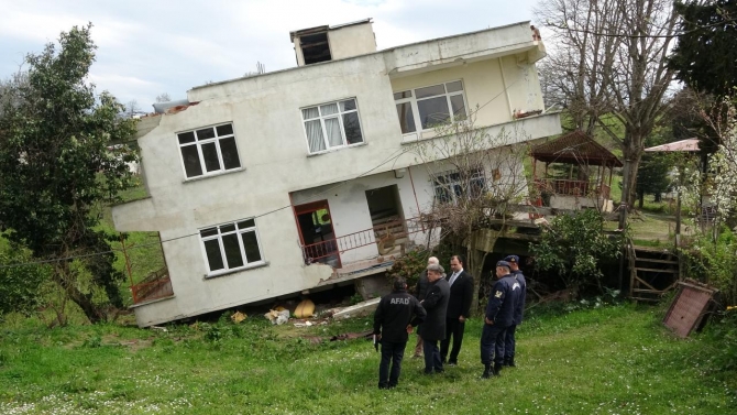 Ordu'da heyelan: Bina yan yattı