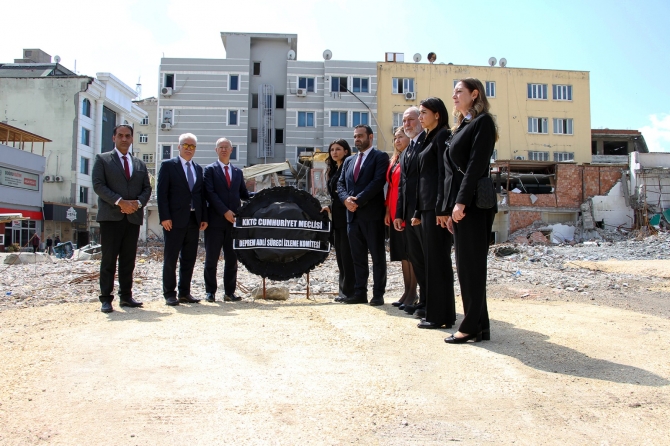 Meclis Komitesi heyeti Adıyaman’da İsias Otel enkazı önüne siyah çelenk bıraktı