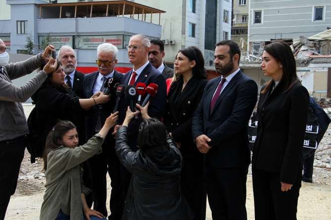 Meclis Komitesi heyeti Adıyaman’da İsias Otel enkazı önüne siyah çelenk bıraktı