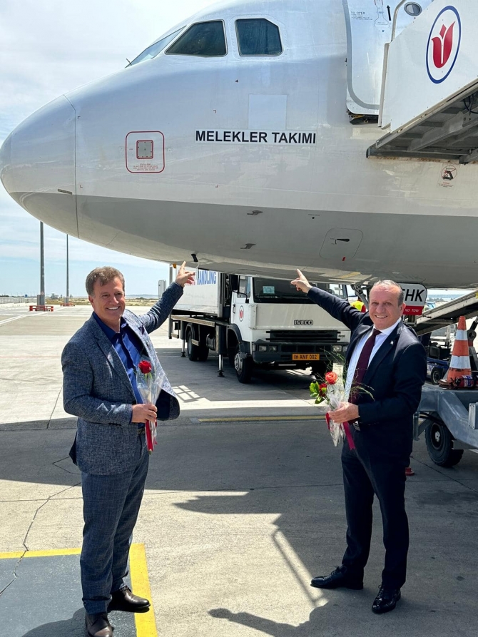 Fly Kıbrıs ‘Melekler Takımı’ uçağı ile göklerde