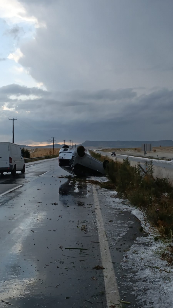 Dolu ve sağanak yağışı kazalara neden oldu