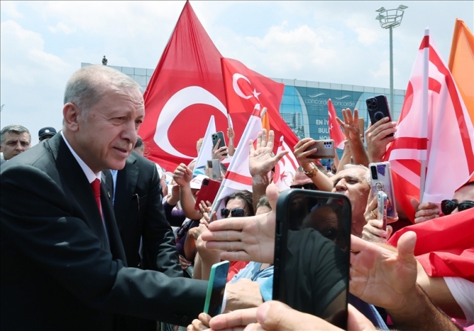 Erdoğan,Lefkoşa’da Atatürk Anıtı’na çelenk koydu, Anıt Özel Defteri’ni imzaladı