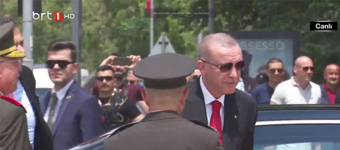 Erdoğan,Lefkoşa’da Atatürk Anıtı’na çelenk koydu, Anıt Özel Defteri’ni imzaladı