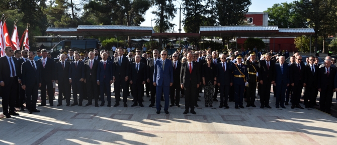 20 Temmuz Barış ve Özgürlük Bayramı kutlamaları çerçevesinde Lefkoşa’daki Atatürk Anıtı önünde tören düzenlendi