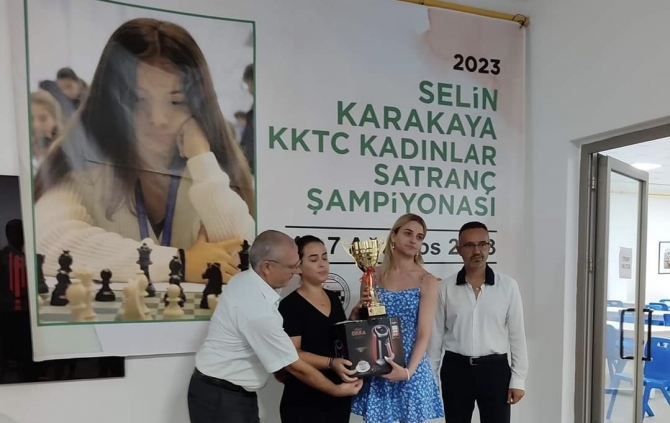 Ṣampiyon Melek Selin Karakaya anısına düzenlenen ‘Selin Karakaya KKTC Kadınlar Satranç Şampiyonası’ tamamlanarak dereceye girenlere ödülleri verildi