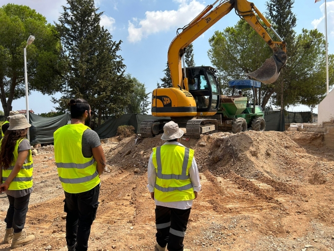 Katliam kurbanı Kıbrıslı Türklerin ayrı kabirlere nakledilmesi için Atlılar toplu mezarı açılıyor