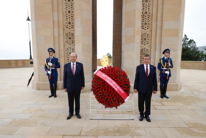 Cumhurbaşkanı Tatar, Umummilli Lider Haydar Aliyev’in Anıt Mezarını ziyaret etti